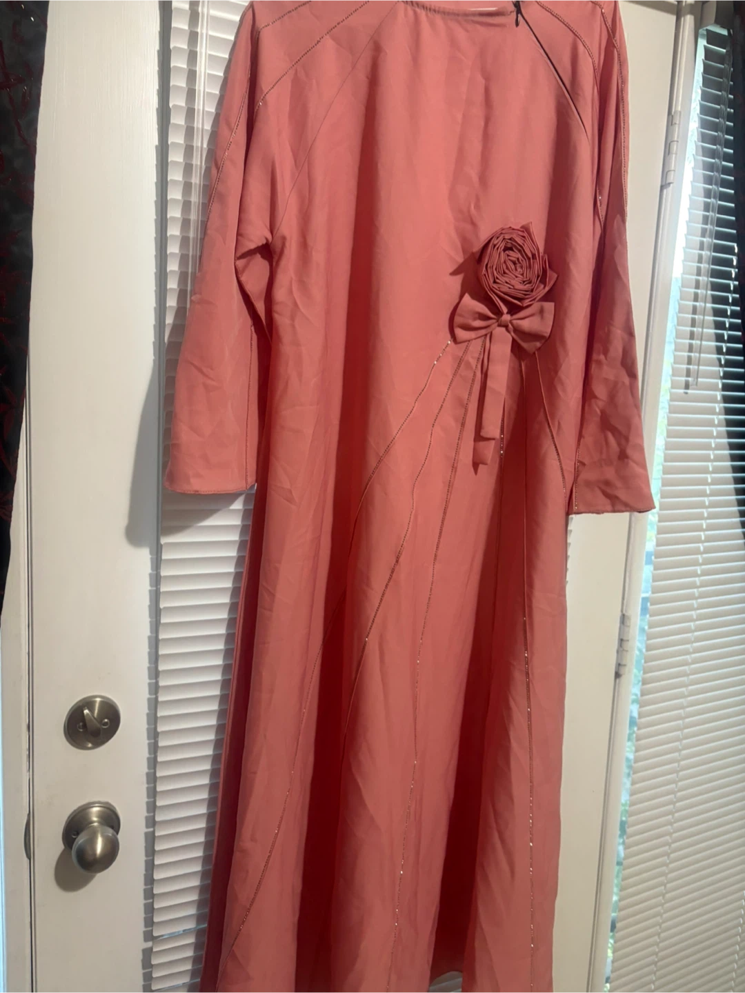 Pink Abaya with White Floral Embellishments - photo 3
