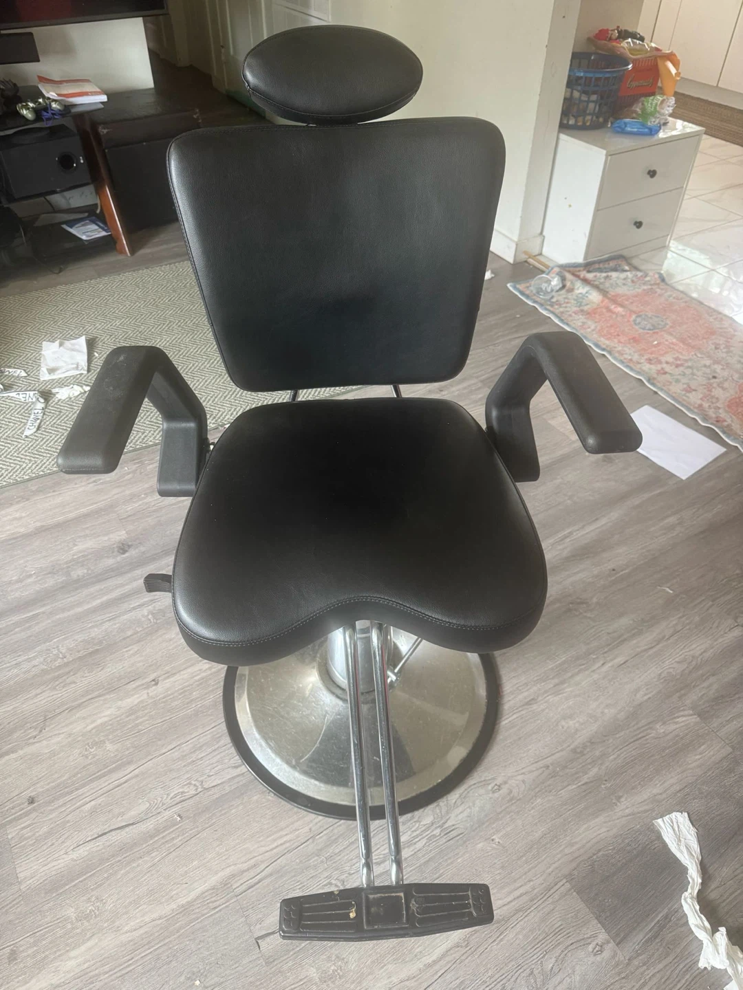 Saloon chair