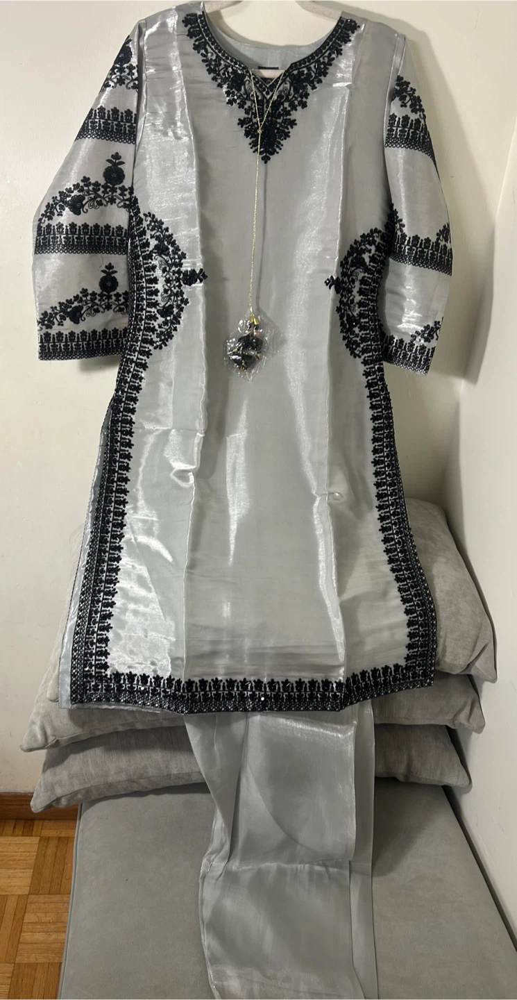 New Embroidered Sheesha Silk Suit - photo 2