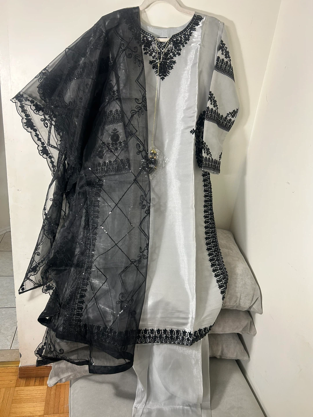 New Embroidered Sheesha Silk Suit - photo 4