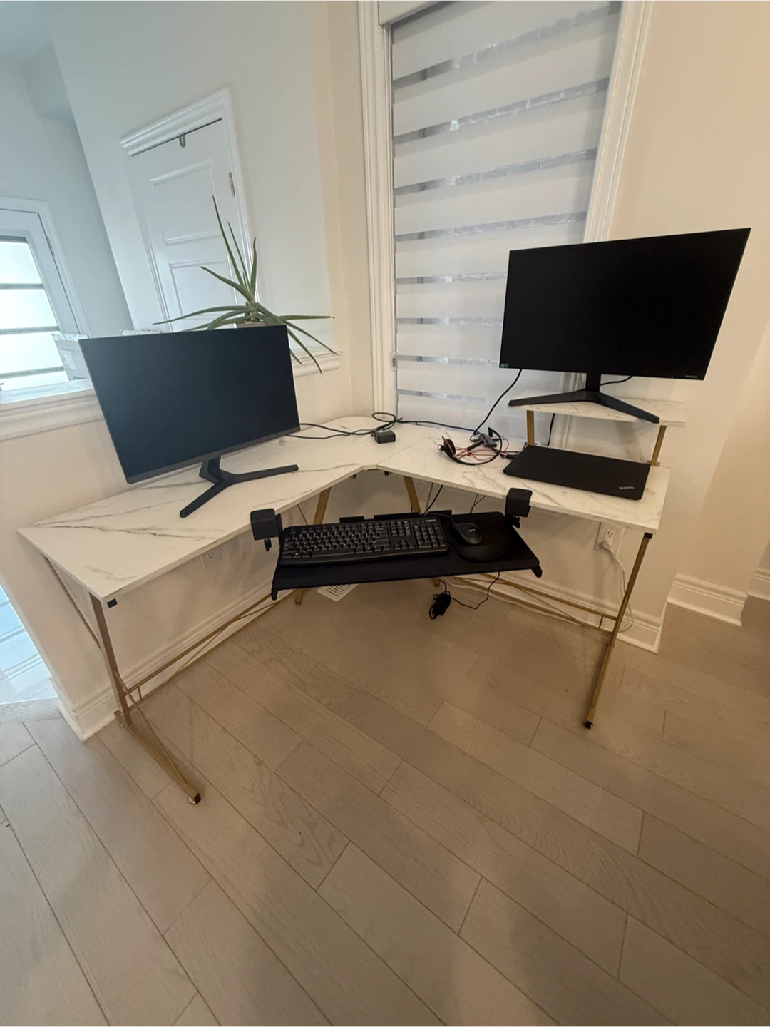 Corner L-Shaped Desk with Keyboard Tray