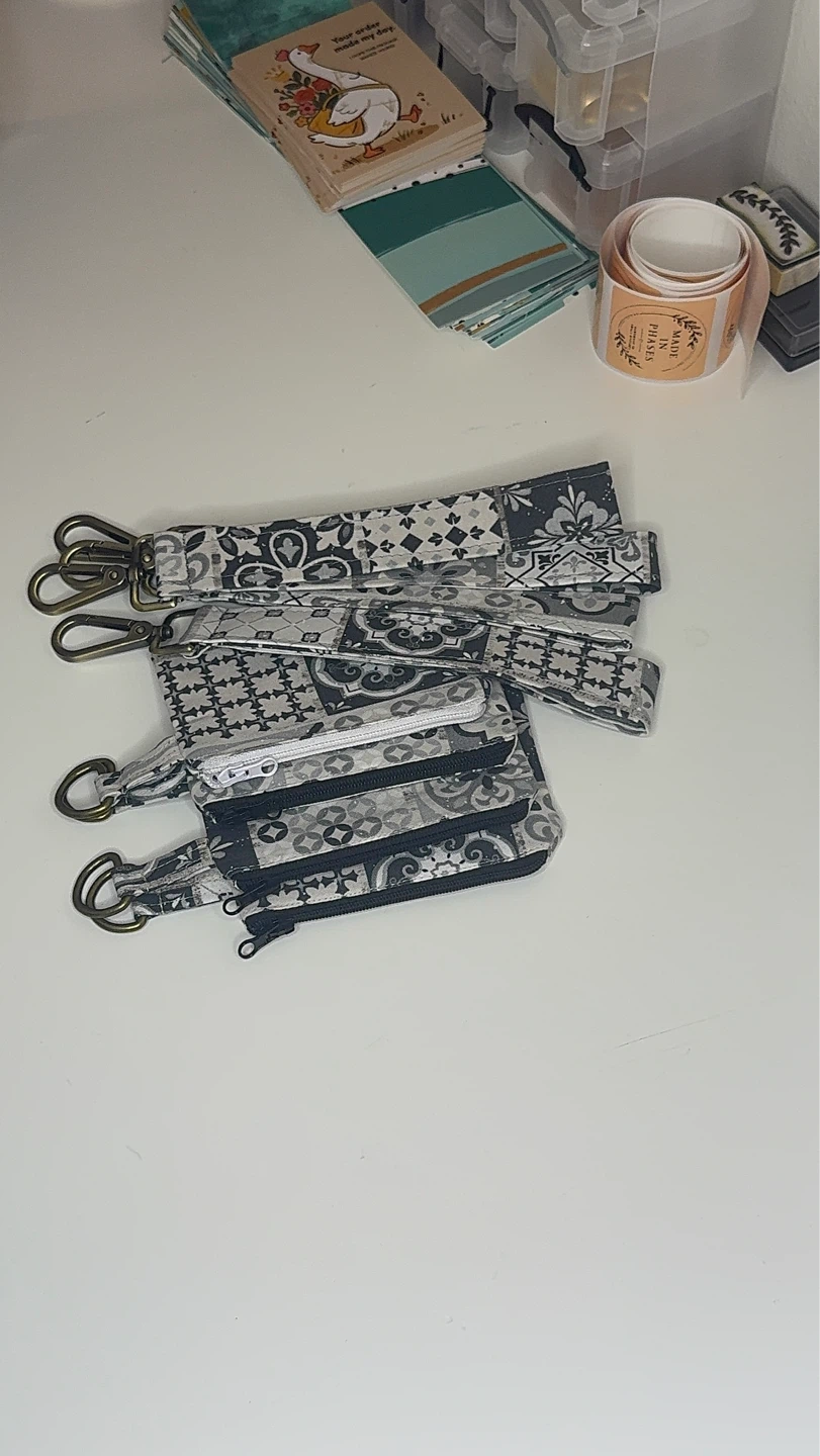 Wristlet and zipper pouches - photo 3
