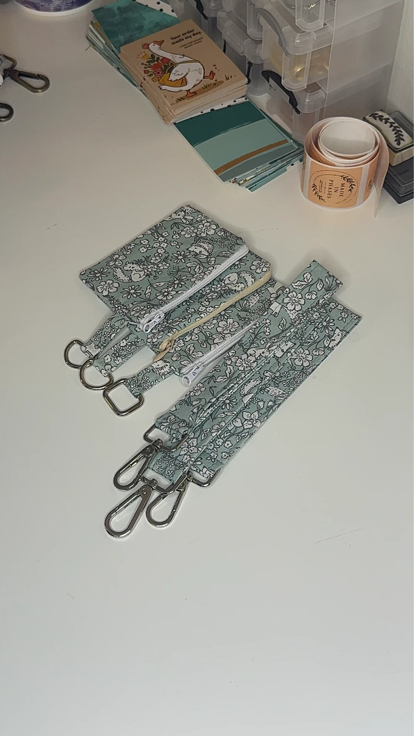 Wristlet and zipper pouches - photo 4