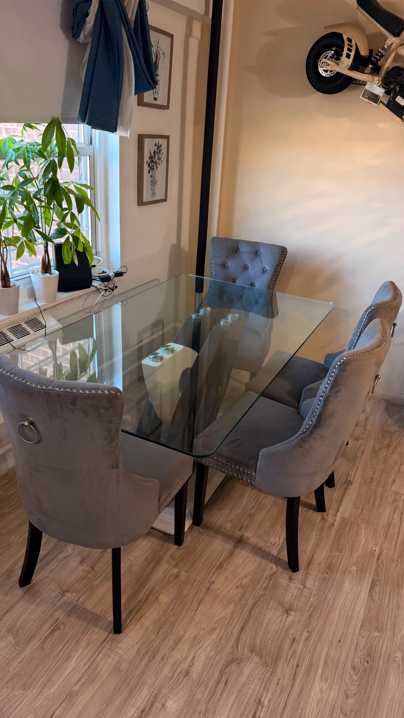 Comedor con mesa de cristal