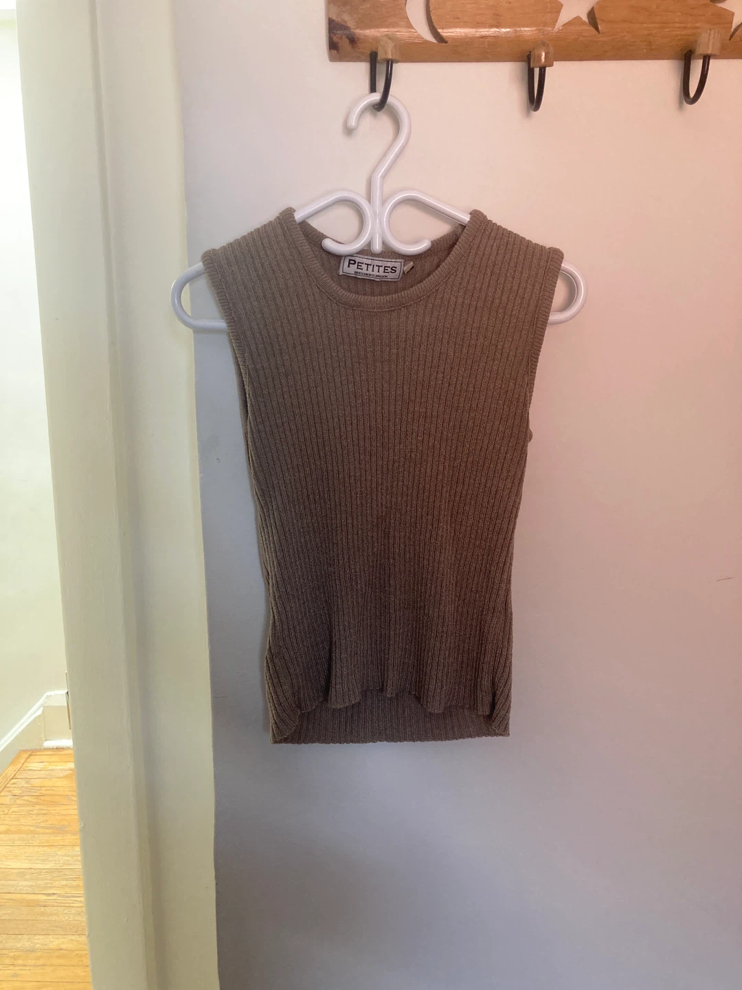 Medium ribbed sleeveless tank top