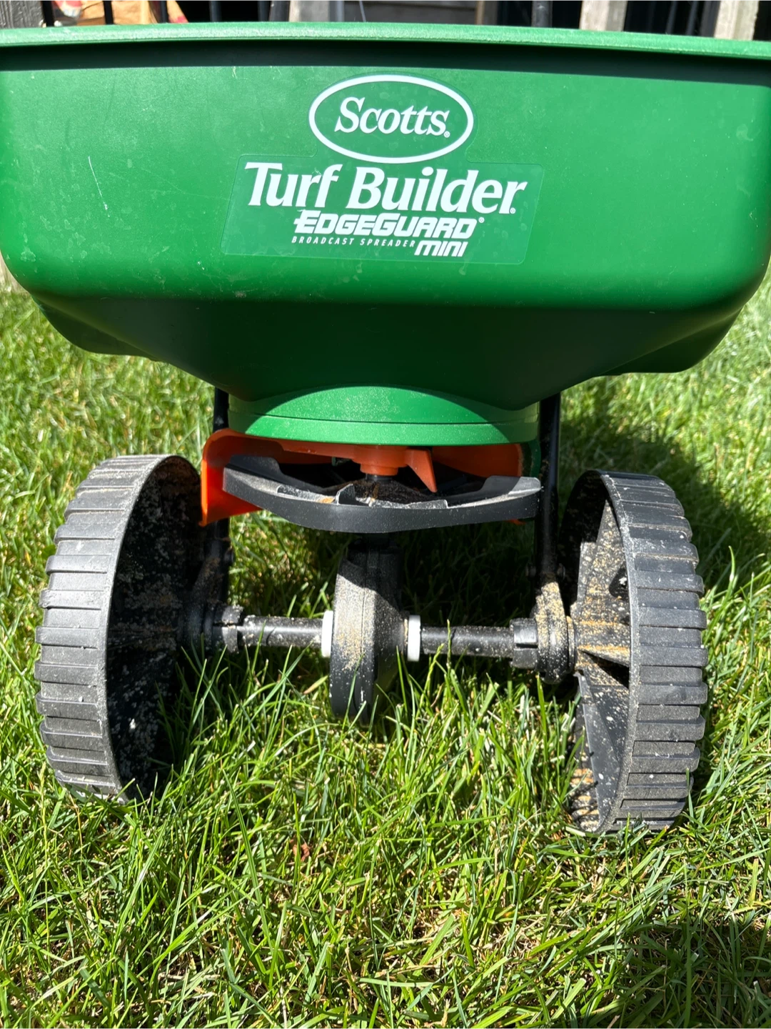 Scotts Turf Builder Edgeguard Mini Broadcast Spreader