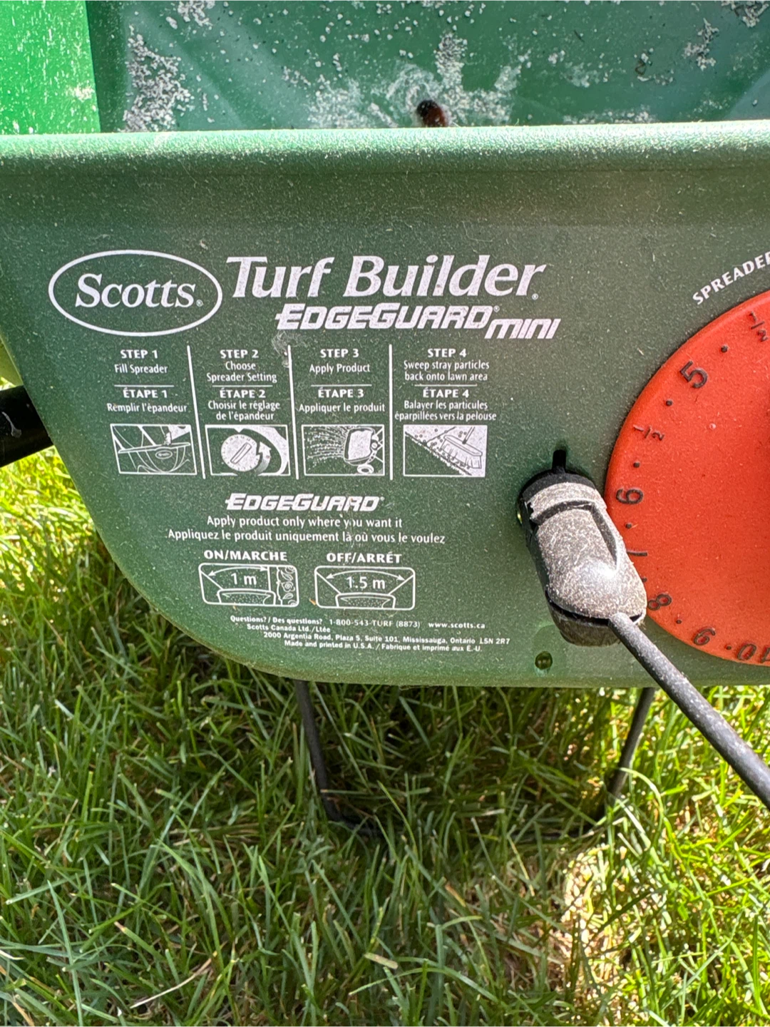 Scotts Turf Builder Edgeguard Mini Broadcast Spreader - photo 2