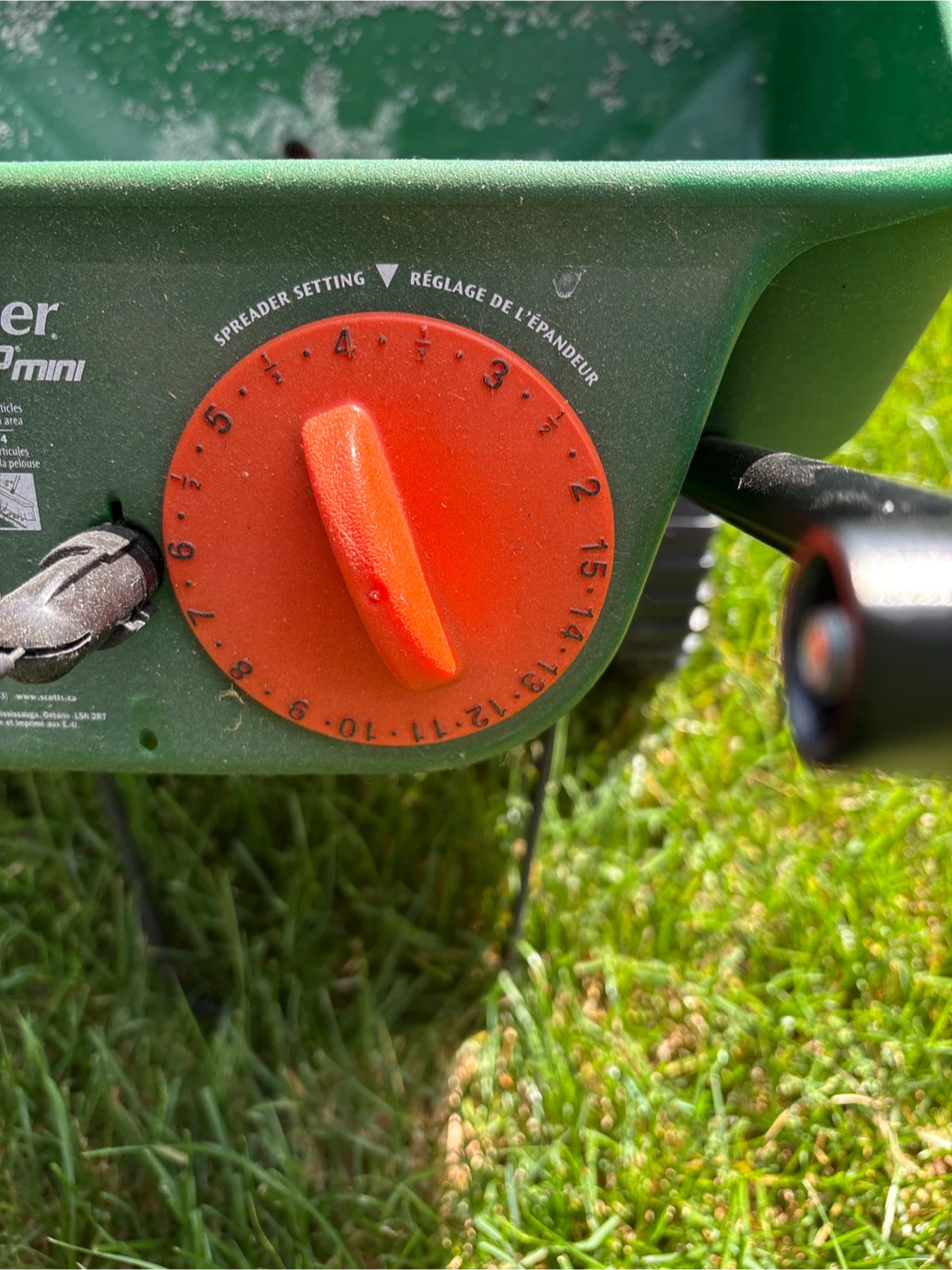 Scotts Turf Builder Edgeguard Mini Broadcast Spreader - photo 3