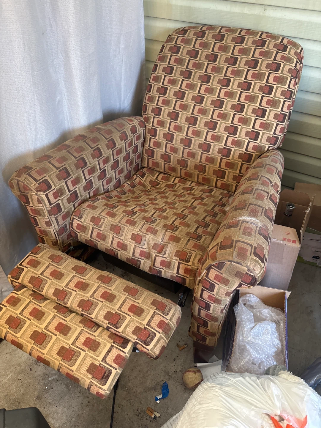 Lazy boy lounge chairs both need cleaning - photo 2