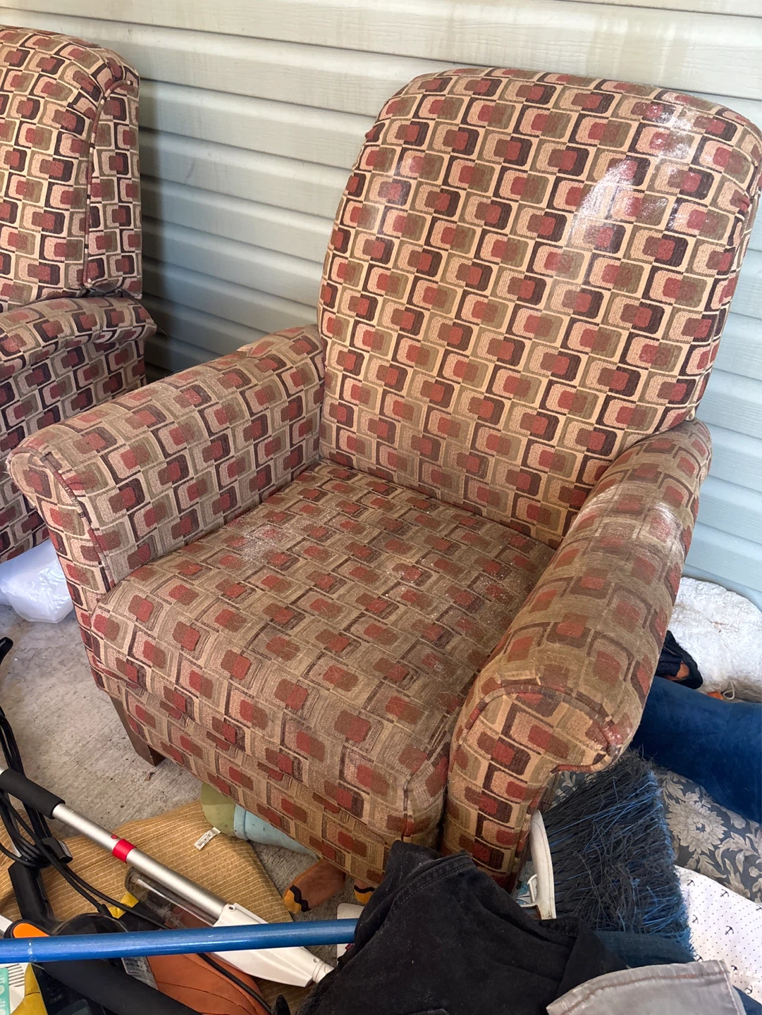 Lazy boy lounge chairs both need cleaning - photo 3
