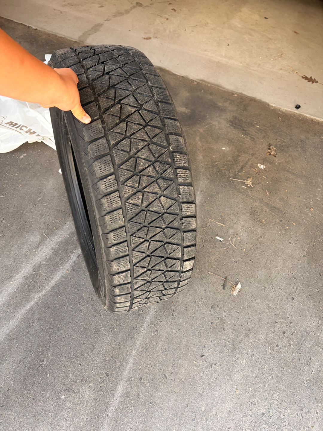 Set of 4 Bridgestone Blizzak DM-V2 Winter Tires - 235/65R18 - photo 5