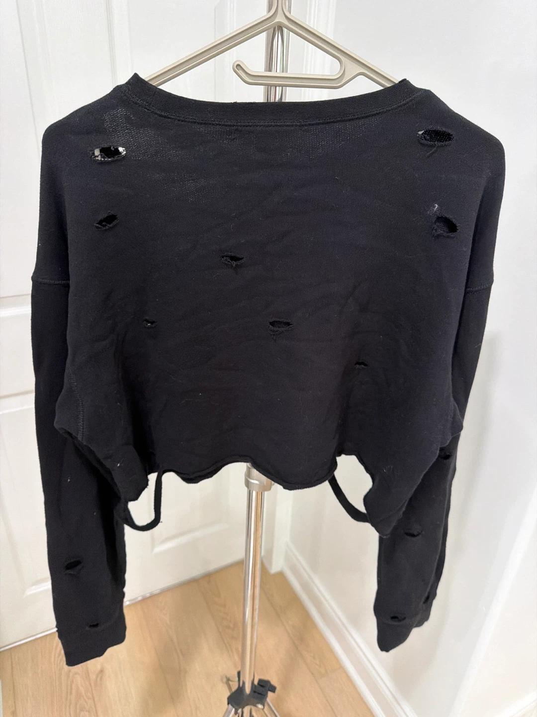 Forever 21 Black Distressed Cropped Sweatshirt - photo 2