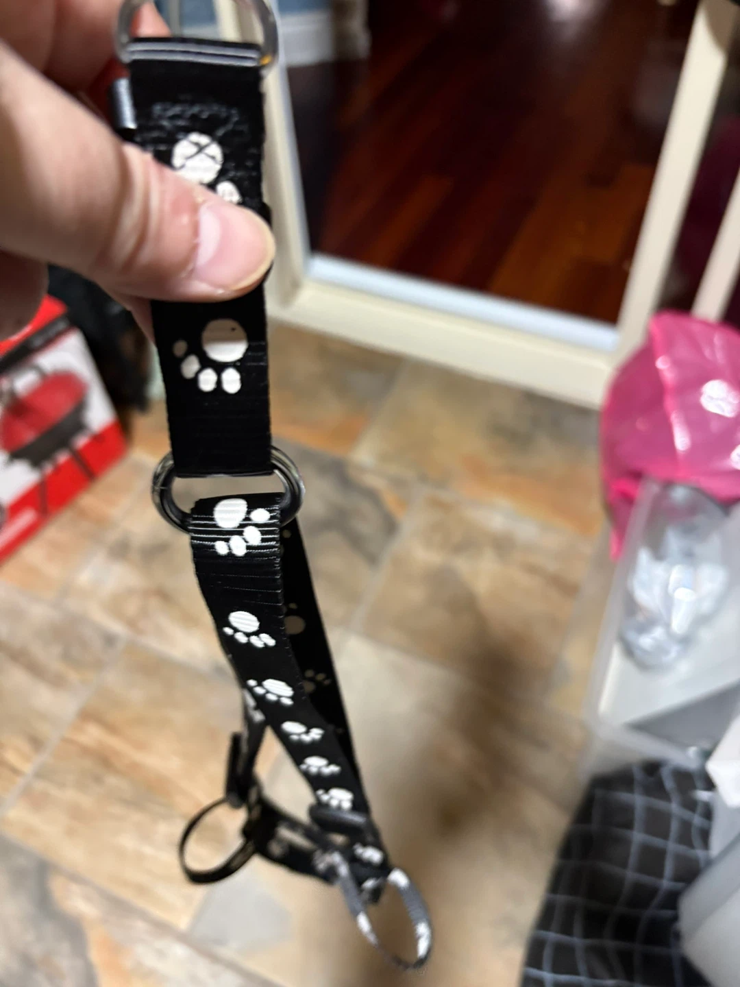 Harnais et laisse pour chien noir avec empreintes de pattes - photo 2