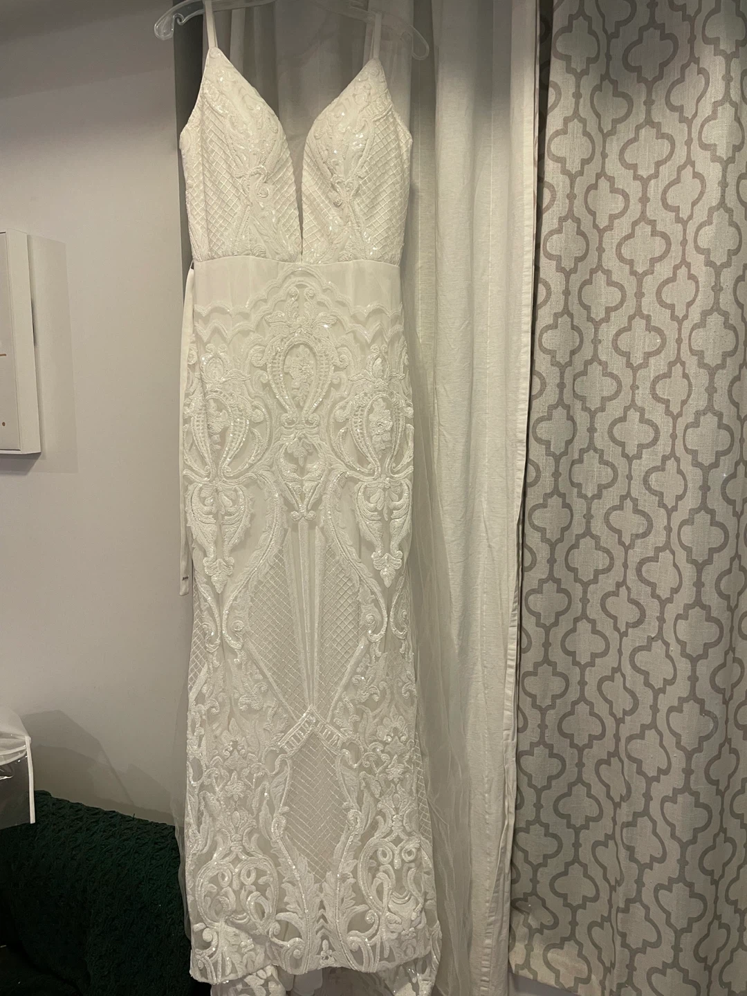 White sequined mermaid wedding dress with cape - photo 4