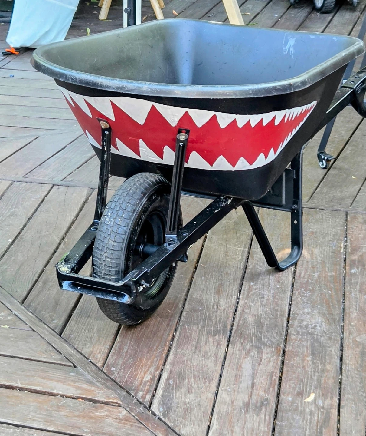 Large Wheelbarrow - photo 4