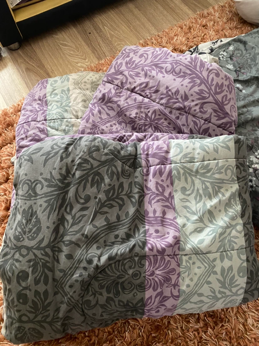 Queen bed comforter / garage sale