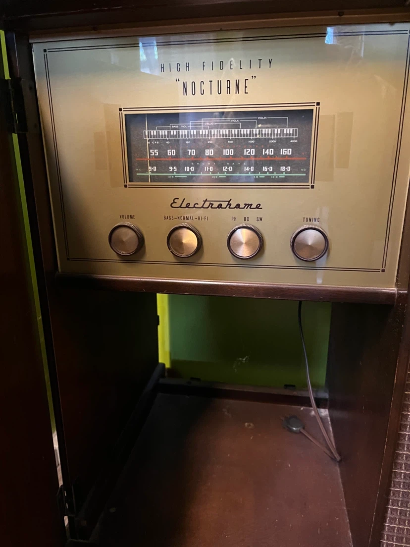 Vintage Radio/Record Player Console / Storage Cabinet - photo 5