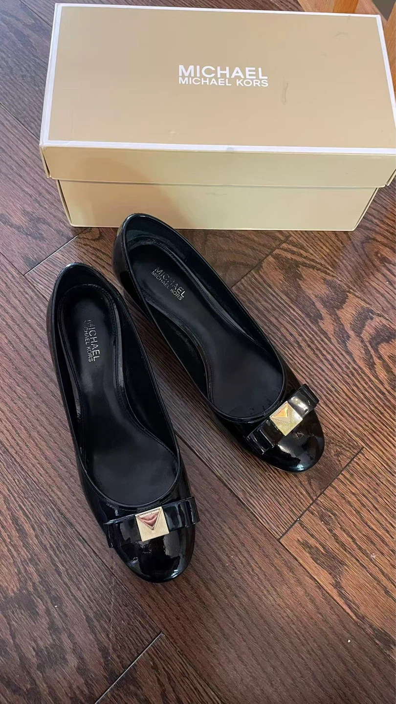 MK Black patent leather bow heels - photo 2