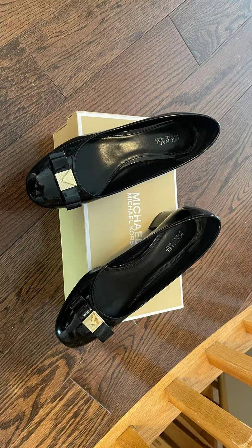 MK Black patent leather bow heels