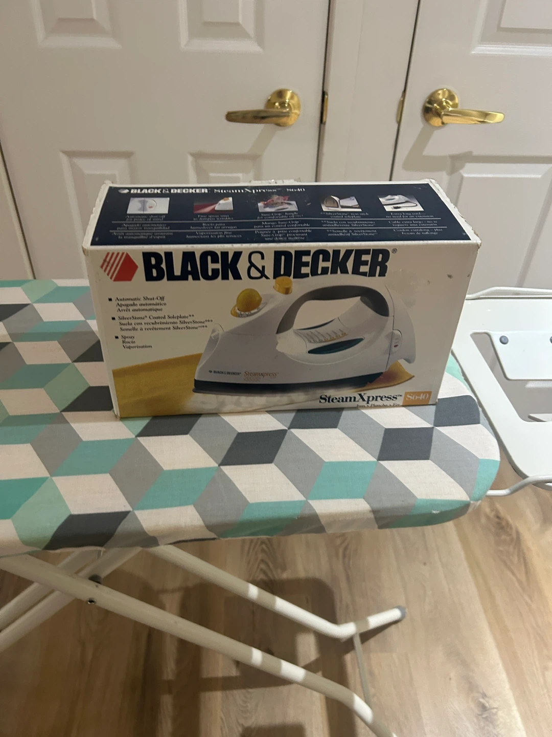 Black & Decker Steam Iron and Ironing Board - photo 2
