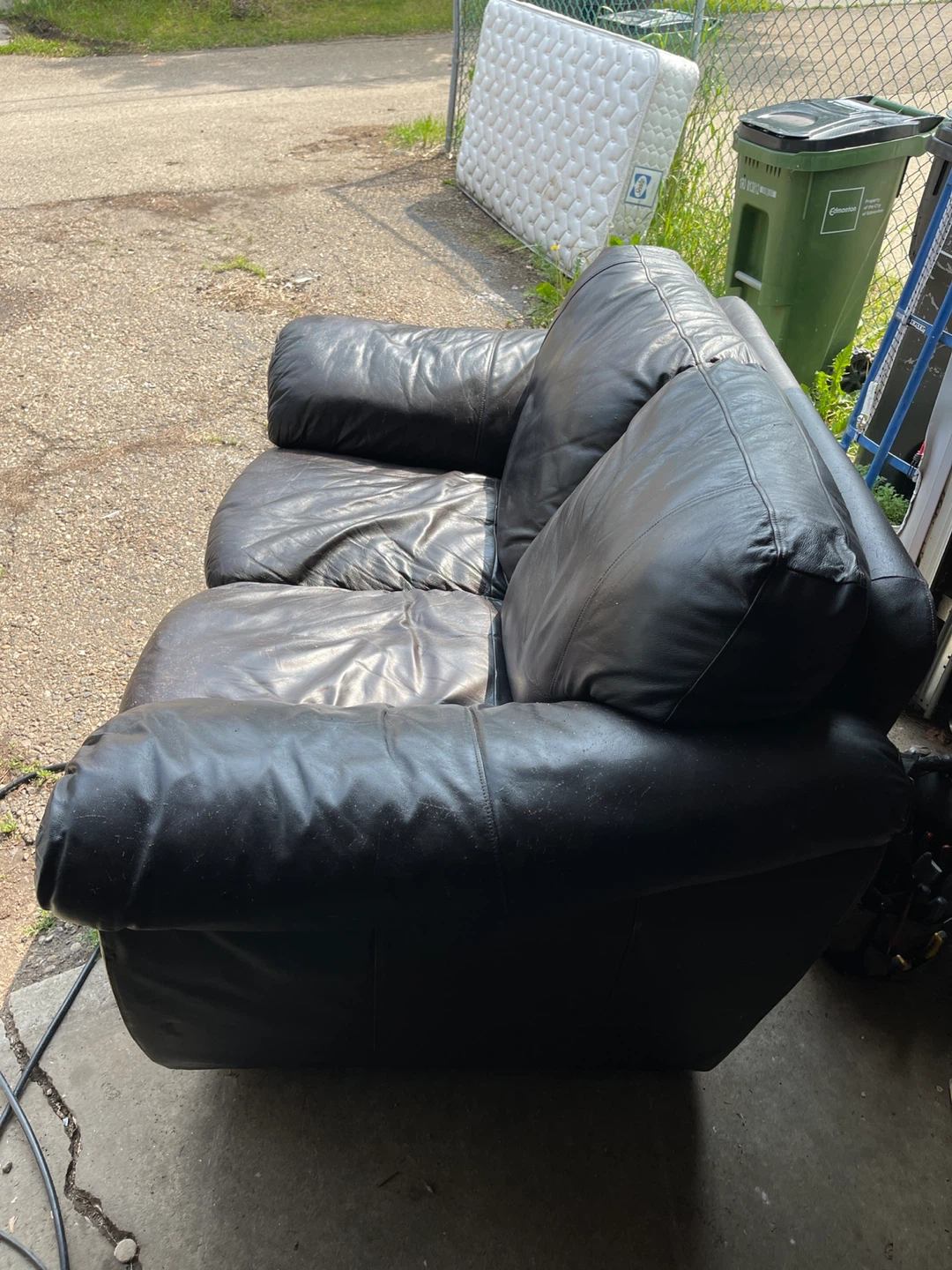 3 piece leather set. Sofa, loveseat, chair FREE DELIVERY