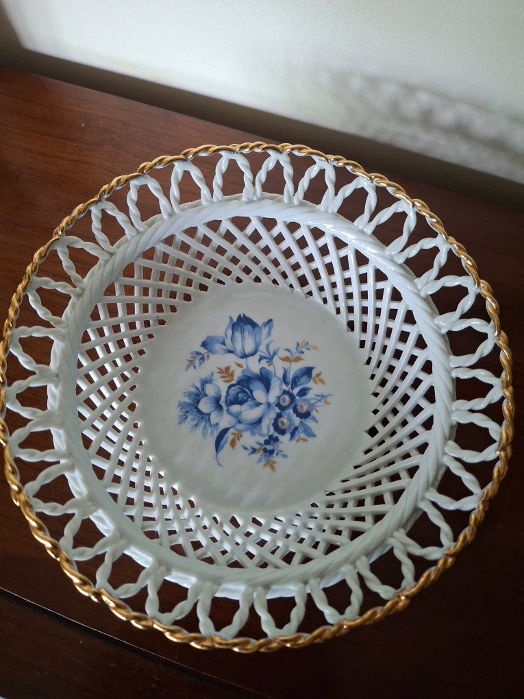 White lattice bowl with gold trim