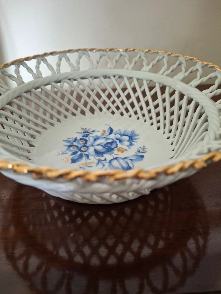 White lattice bowl with gold trim - photo 3
