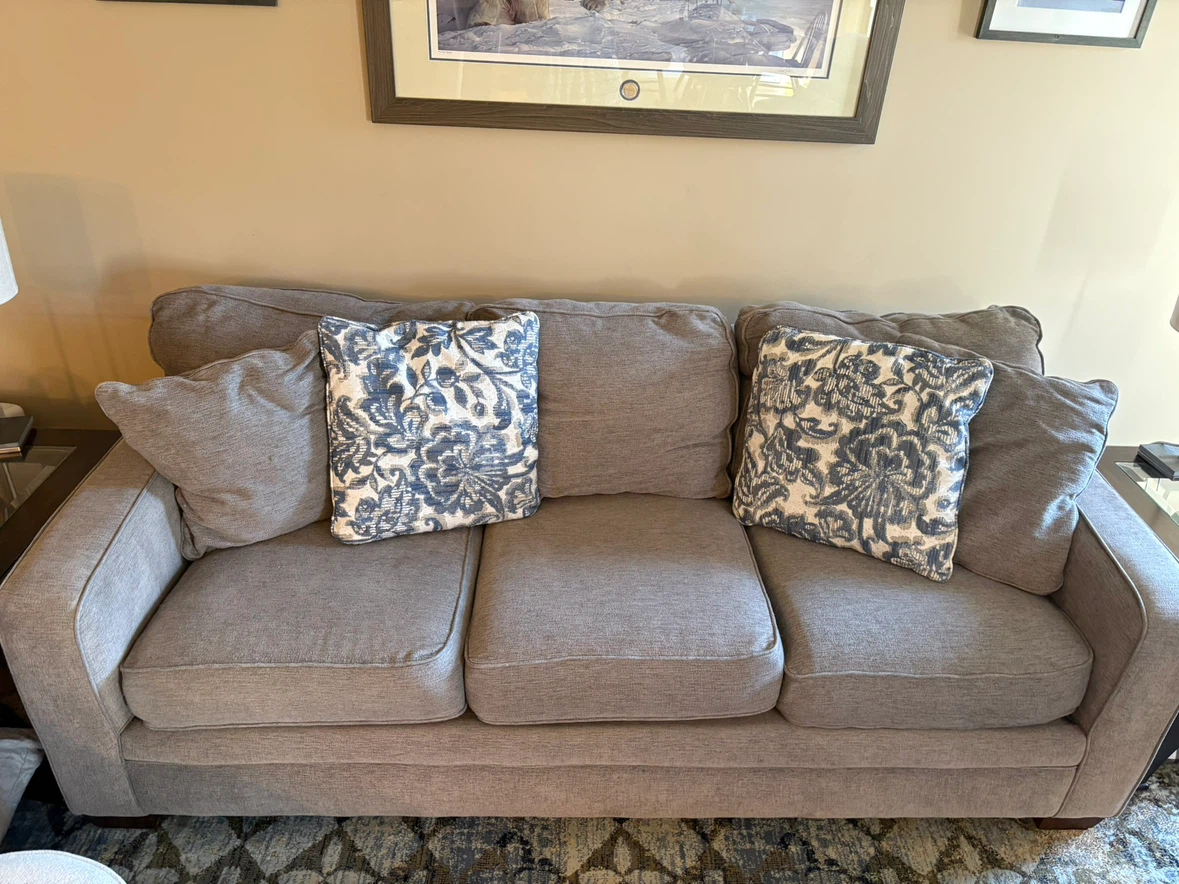 Couch - photo 2