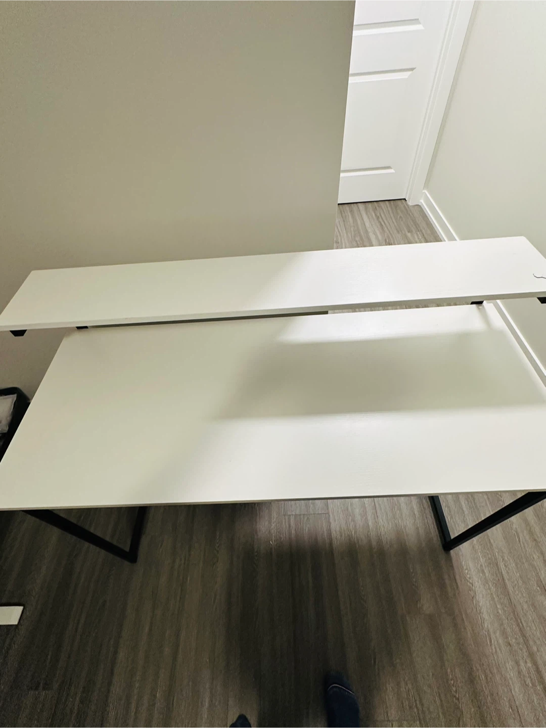 White computer desk with shelf - photo 2
