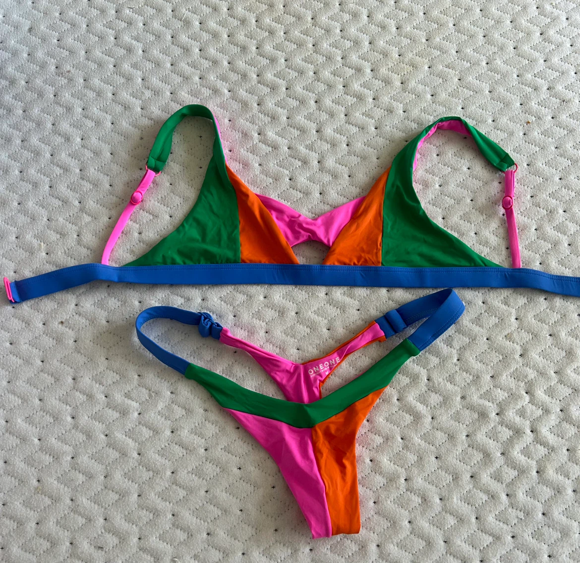 ONEONE swim colourblock triangle thong bikini