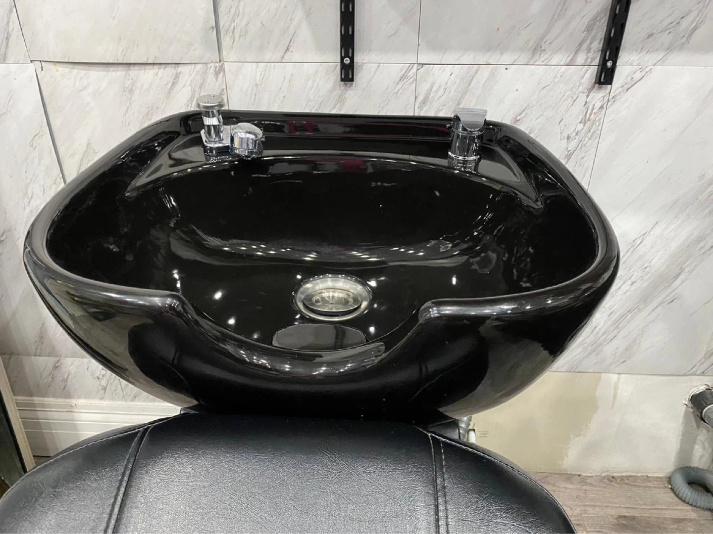 Black Shampoo Chair and Sink 🚨Business Closing🚨 - photo 5