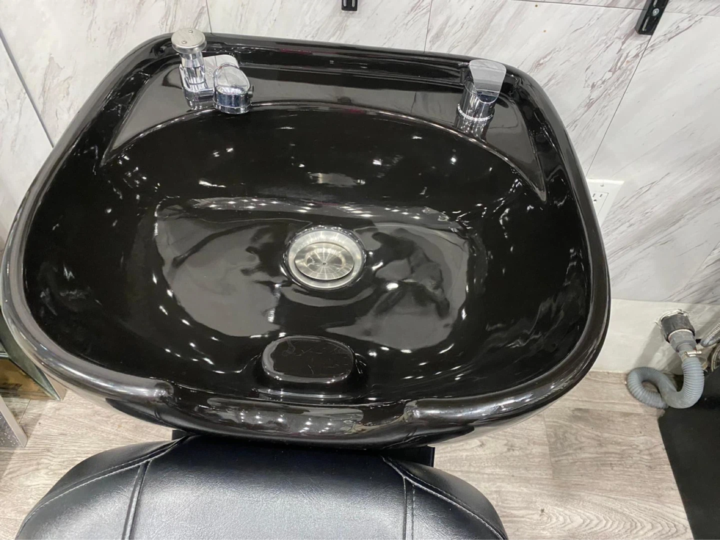 Black Shampoo Chair and Sink 🚨Business Closing🚨 - photo 4
