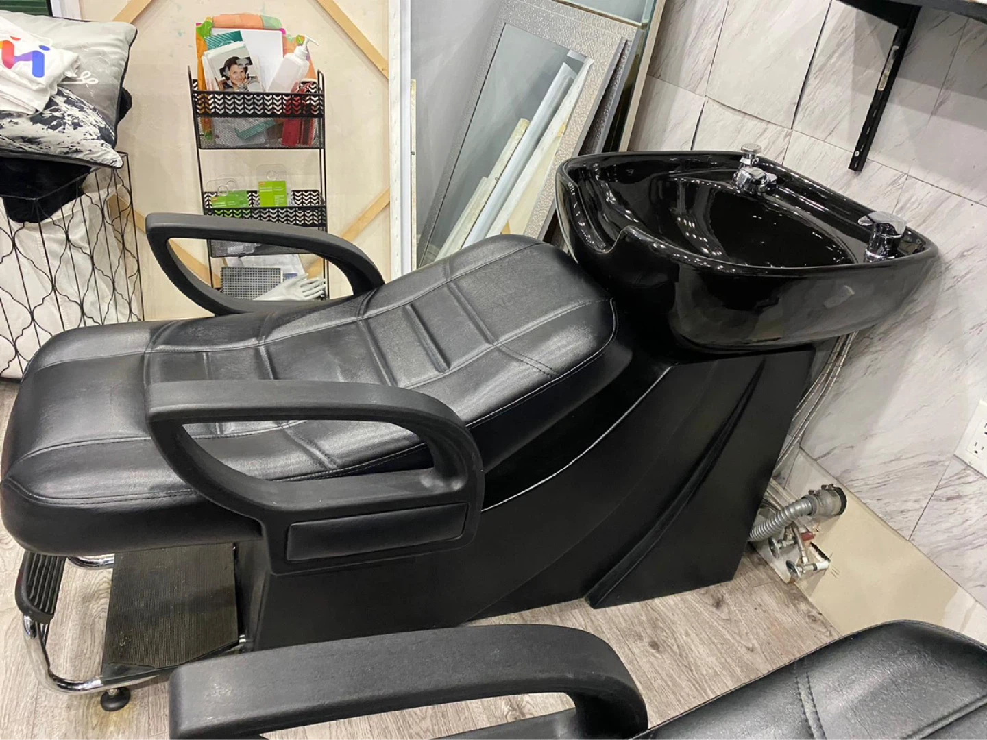 Black Shampoo Chair and Sink 🚨Business Closing🚨 - photo 3