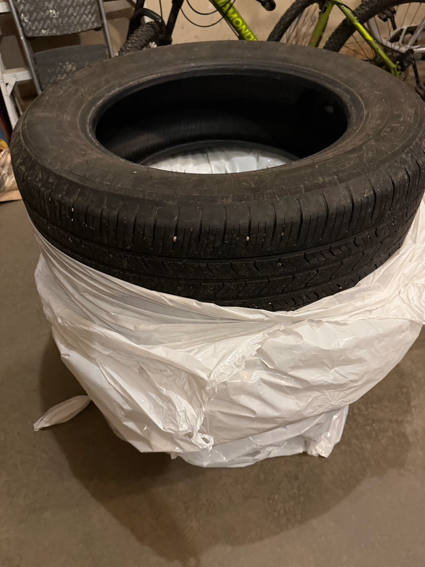 Selling three Tires 235/65R16 106V - Toyo tires
