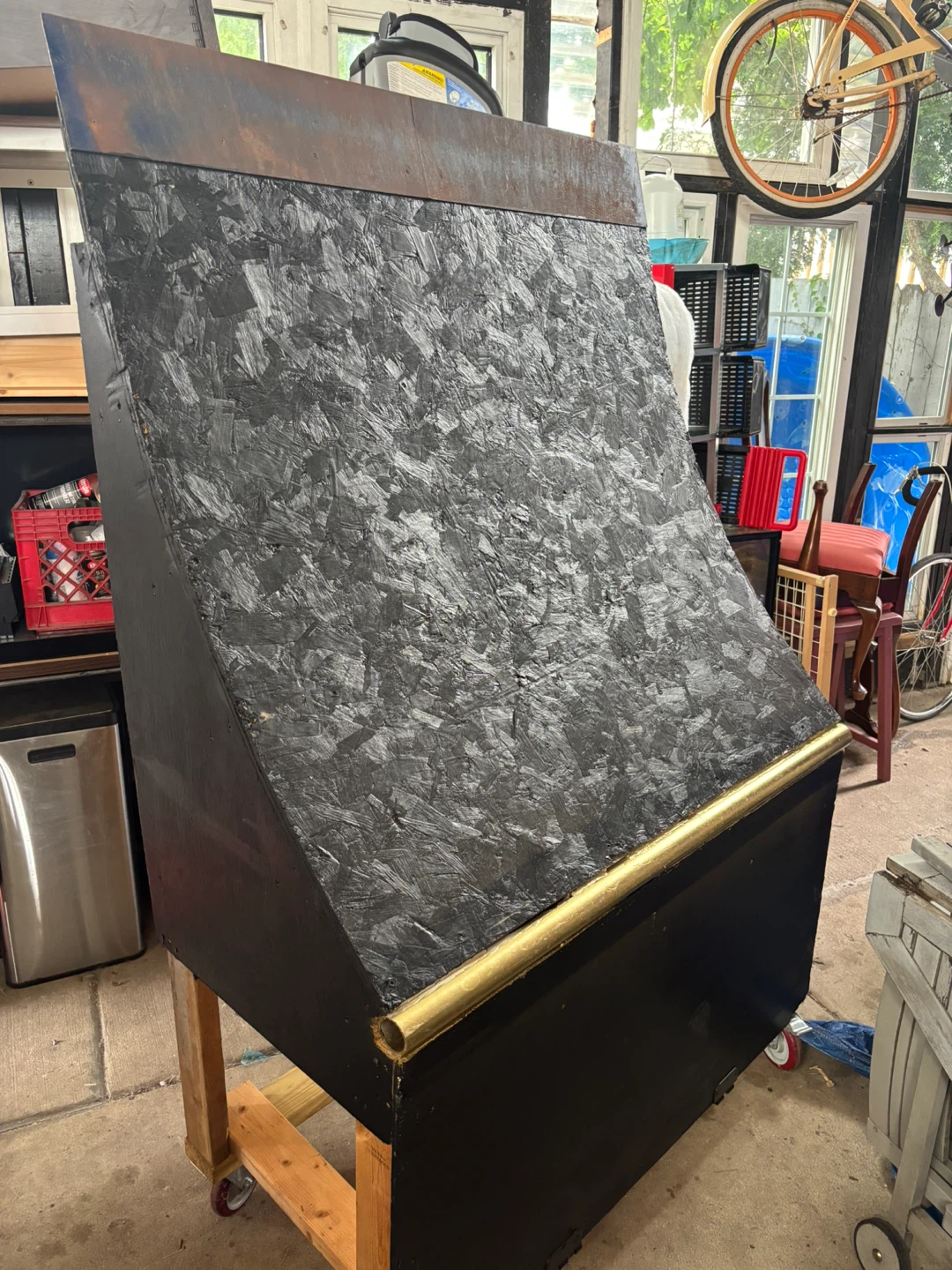 Custom black skate ramp / quarter pipe