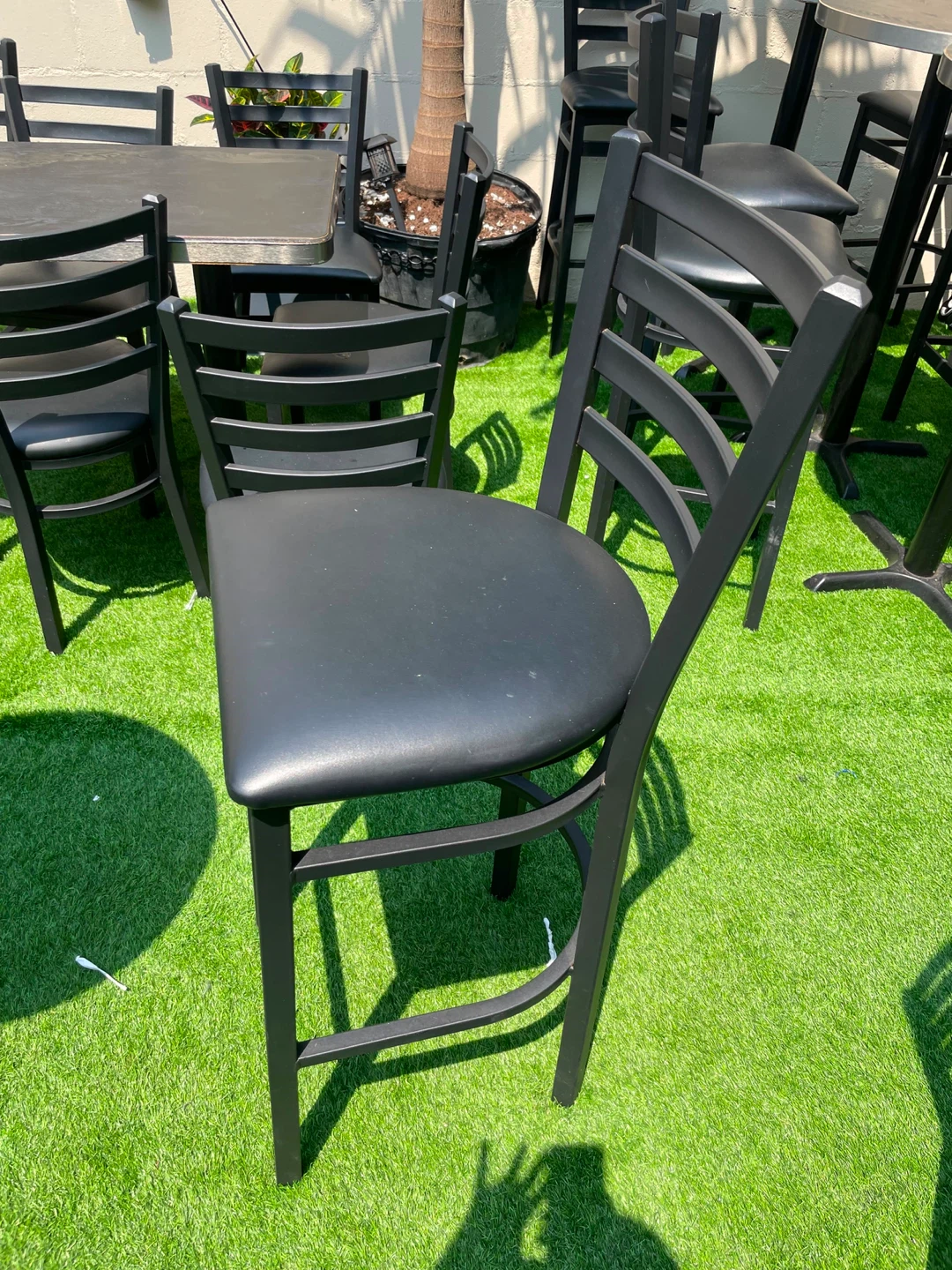Sale of high round tables and chairs for bars and restaurants