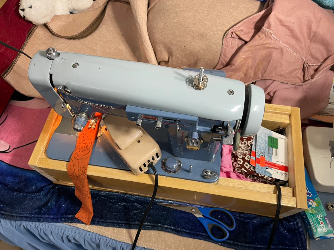 Domestic Zig Zag Stitcher Sewing Machine - photo 2