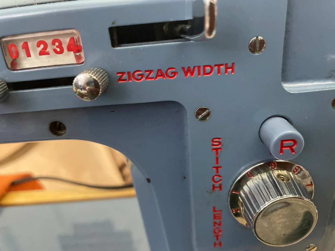 Domestic Zig Zag Stitcher Sewing Machine - photo 3