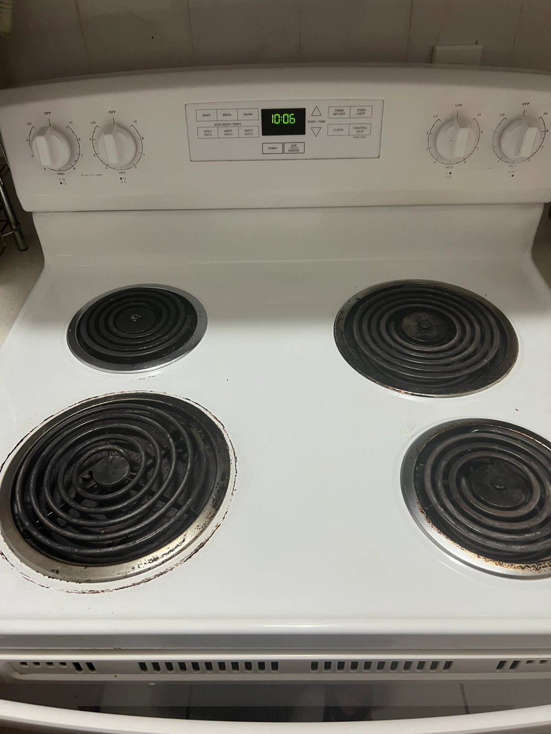 White Amana Electric Stove with Coil Burners - photo 2