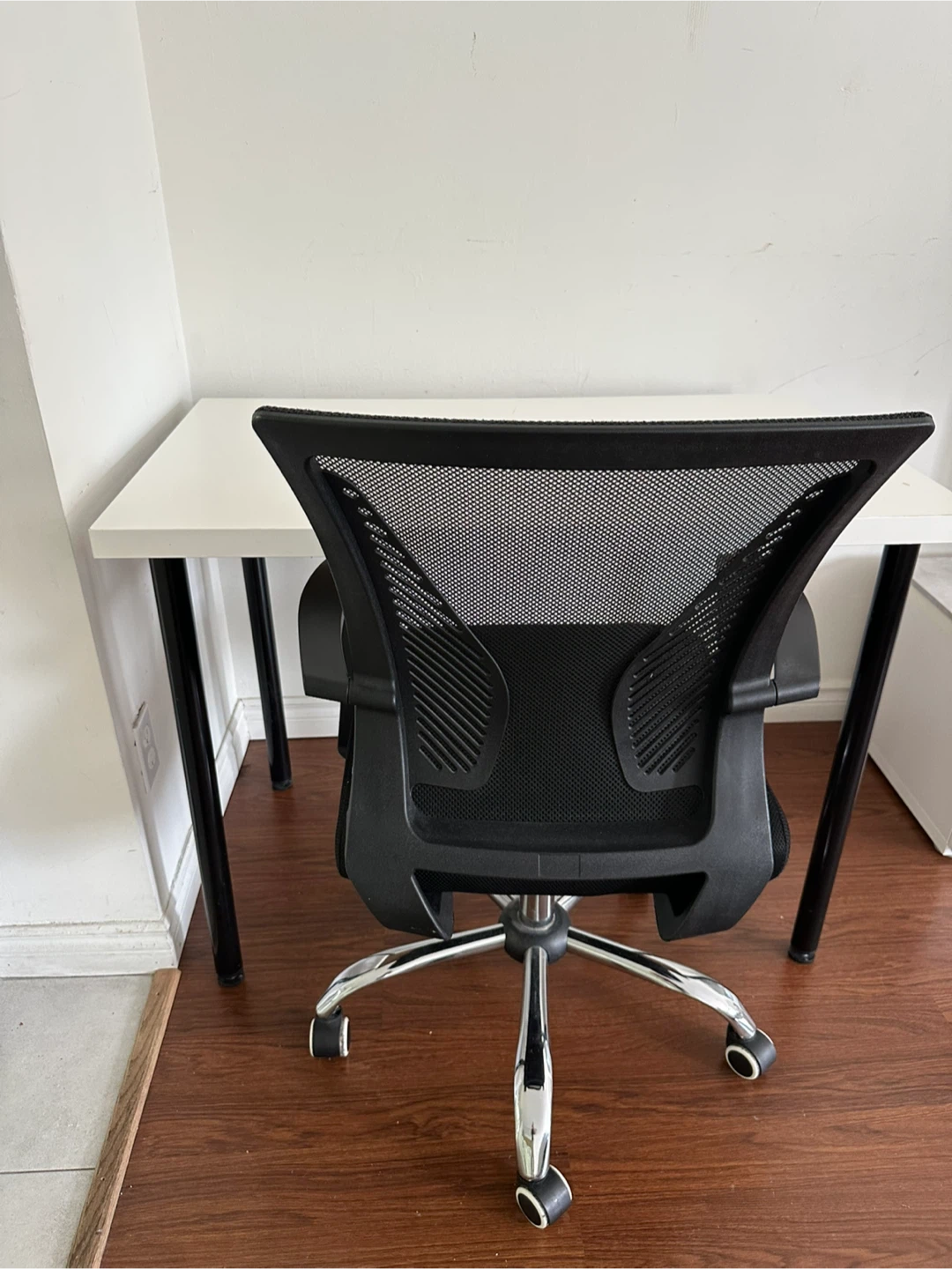 Whit Desk with black office Chair