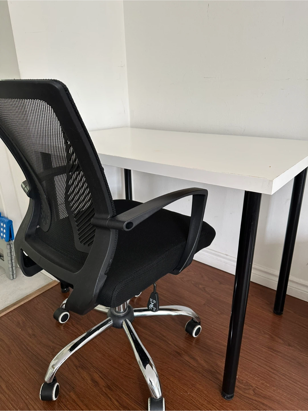 Whit Desk with black office Chair - photo 2