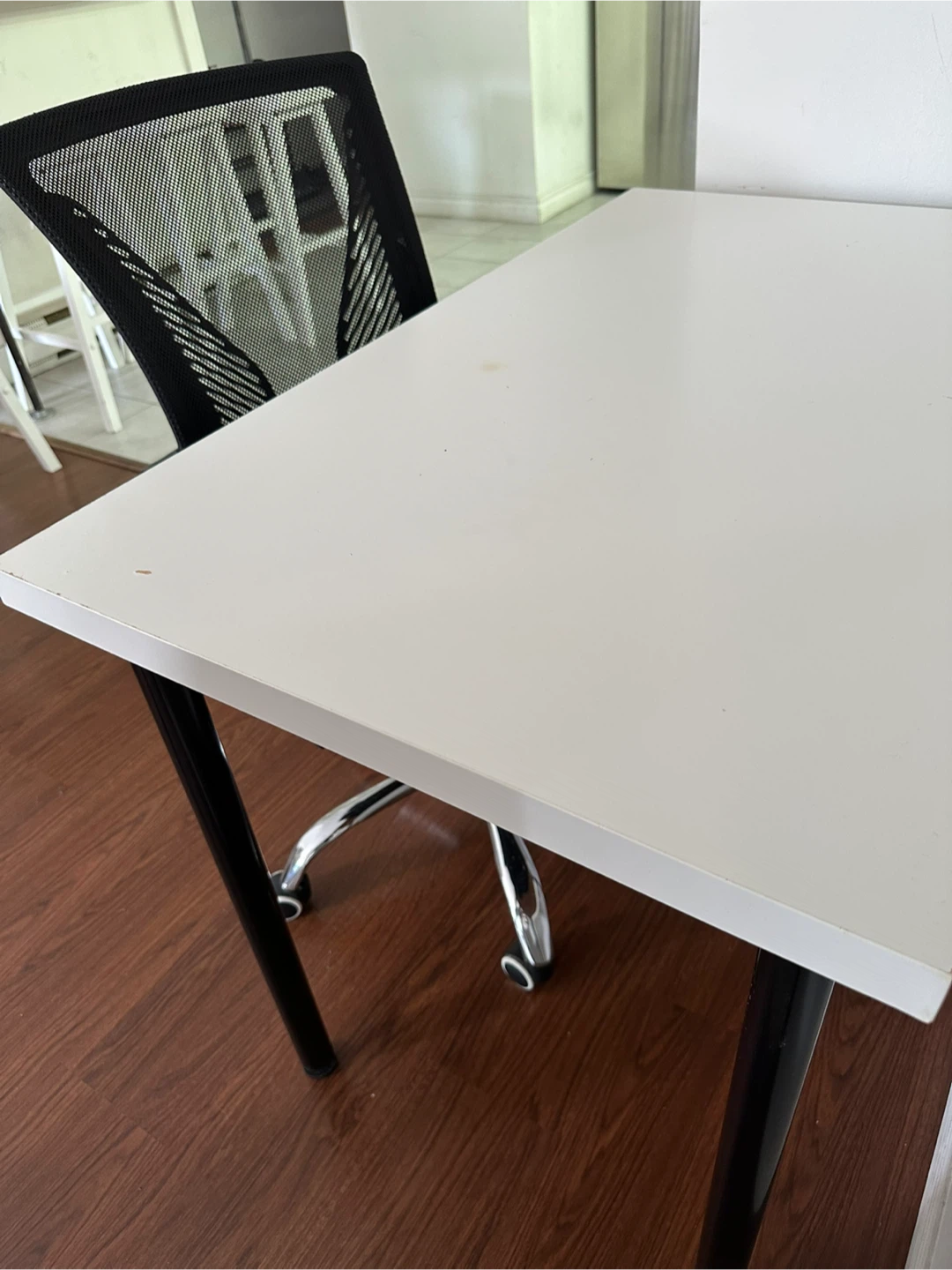 Whit Desk with black office Chair - photo 3