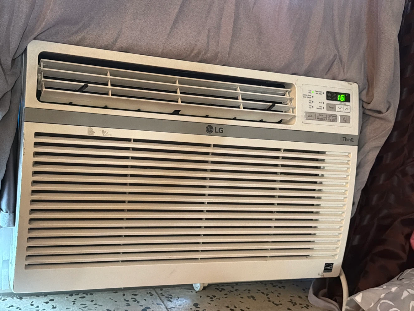 MOVE OUT SALE!!!- ❄️ LG Window Air Conditioner - photo 2