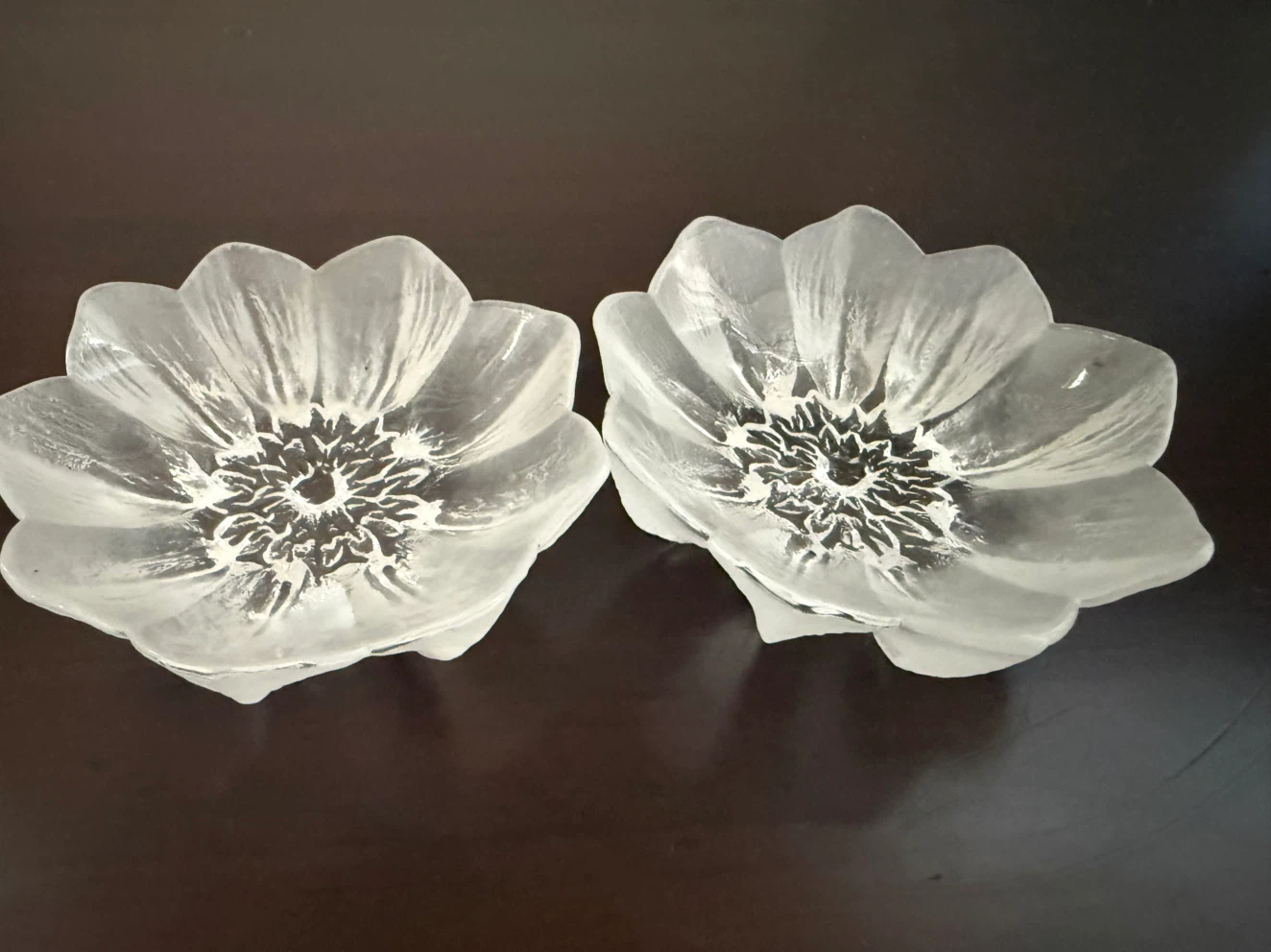 Set of 2 small clear glass flower-shaped dishes
