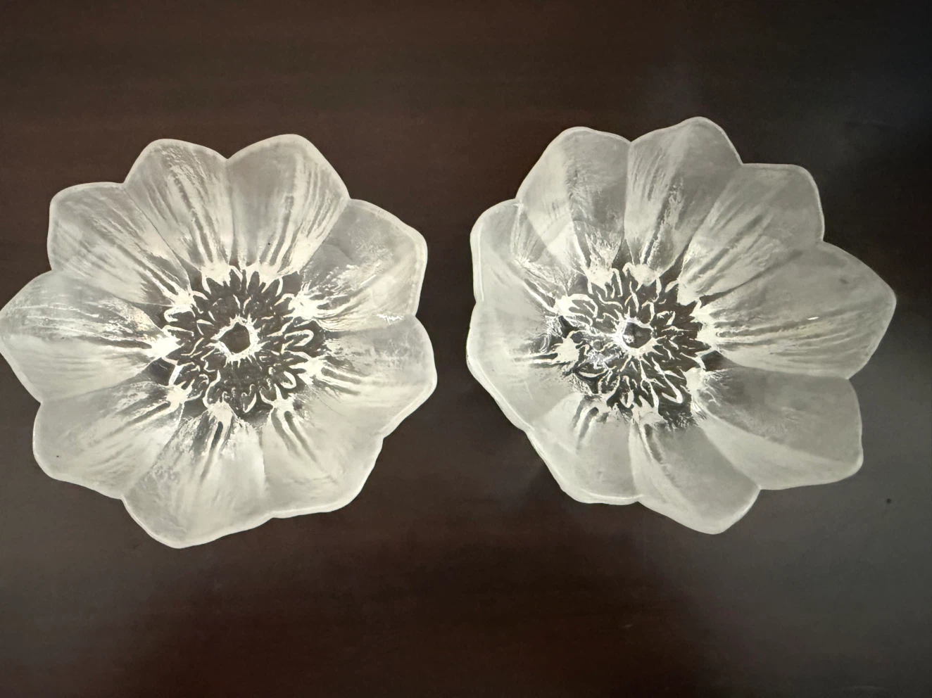 Set of 2 small clear glass flower-shaped dishes - photo 2