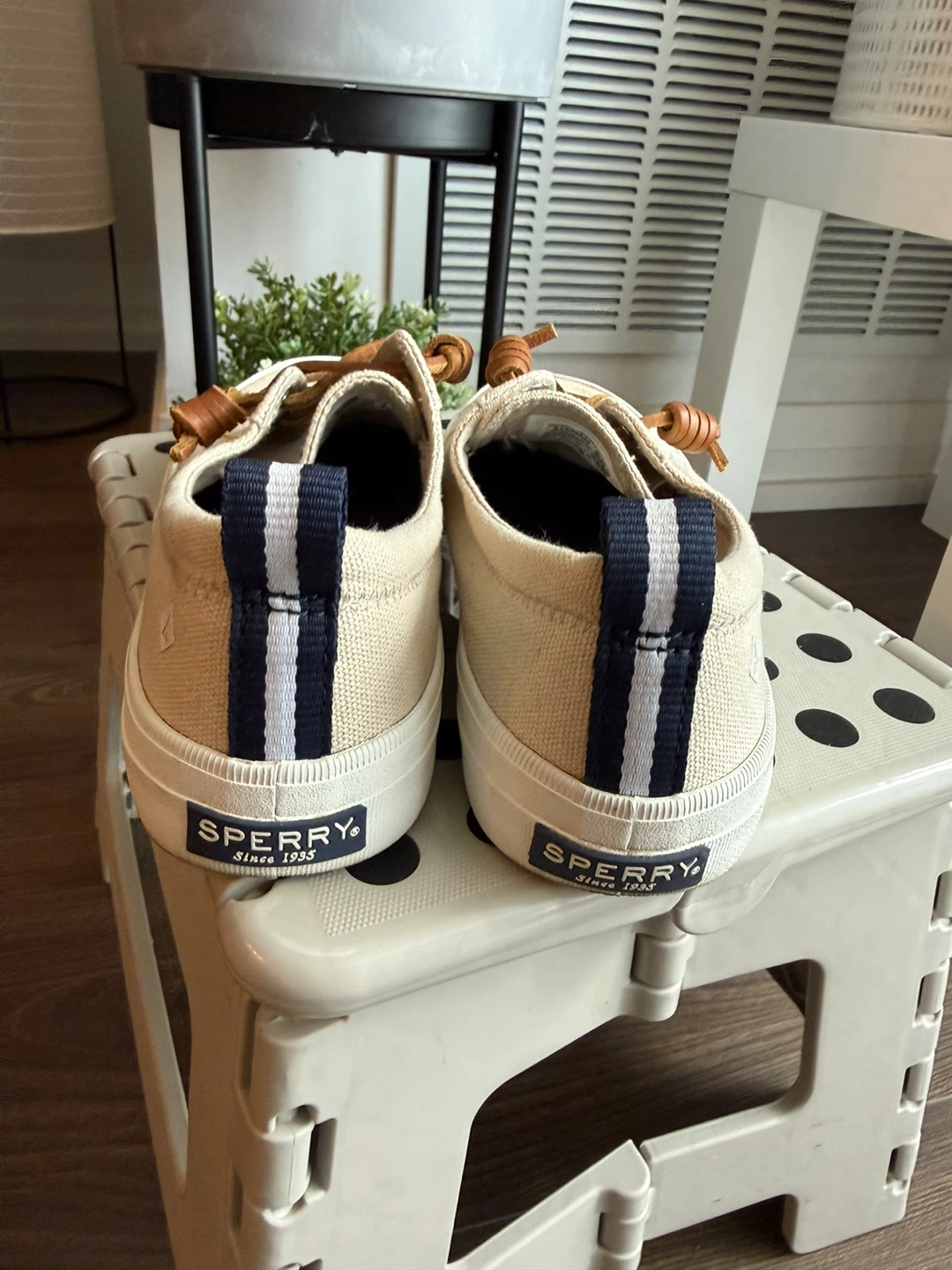 MOVE OUT SALE! Sperry Women’s Canvas Sneakers - photo 4