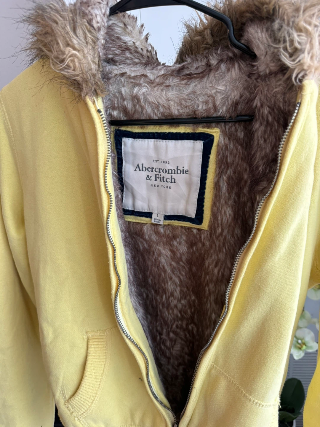 MOVE OUT SALE! Abercrombie & Fitch Faux Fur Lined Hoodie - photo 3
