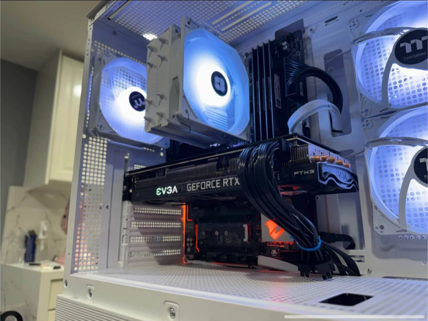 White gaming pc + monitor - photo 2