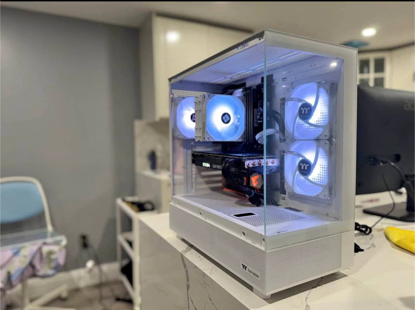 White gaming pc + monitor