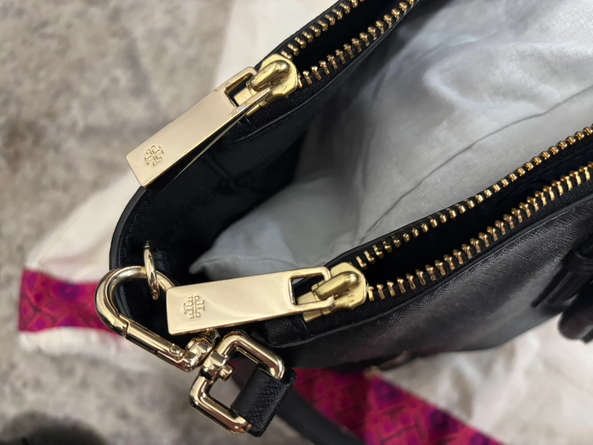 Authentic Tory Burch Robinson tote bag in black Saffiano leather - photo 3